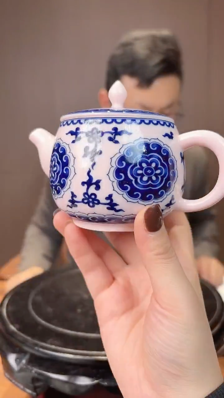 C52景德镇红稀稀青花宝相花壶一个