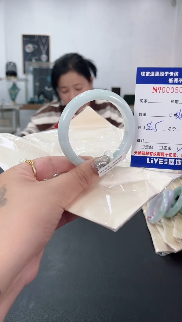 【闪购商品】翡翠手镯未镶嵌天然翡翠A货