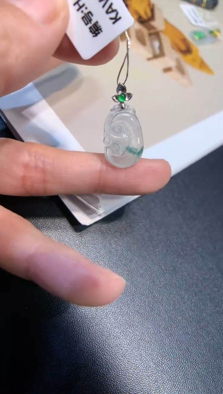 颈饰18K金镶嵌翡翠如意