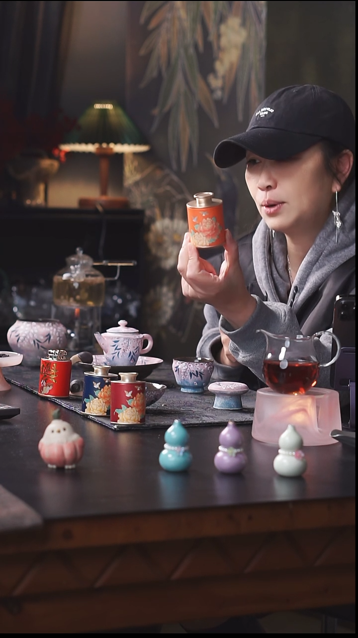 橙色小罐白桃六堡茶