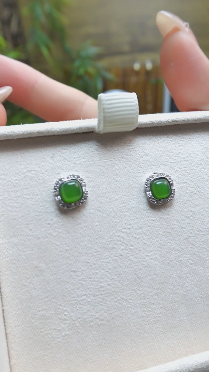 和田玉银S925镶嵌耳钉碧玉