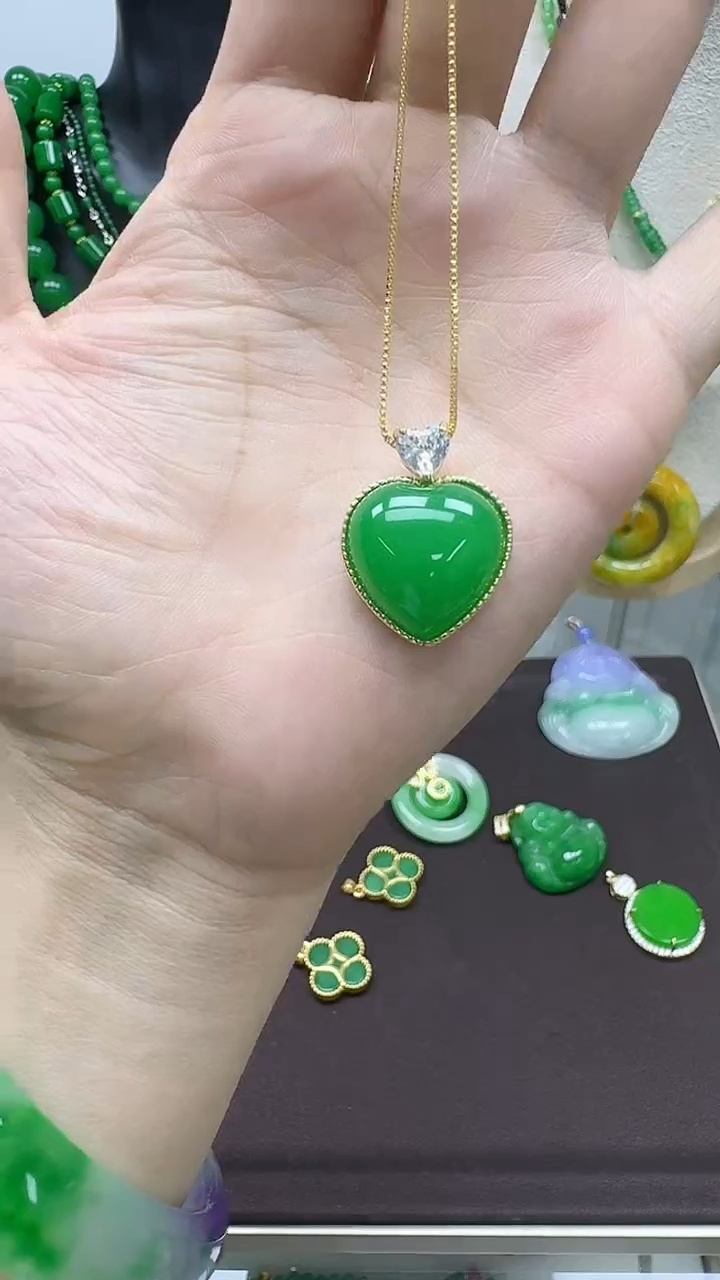 爱心吊坠满绿aaa'