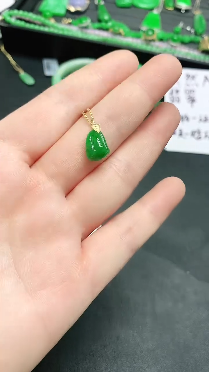 颈饰18K金镶嵌翡翠赠礼盒证书