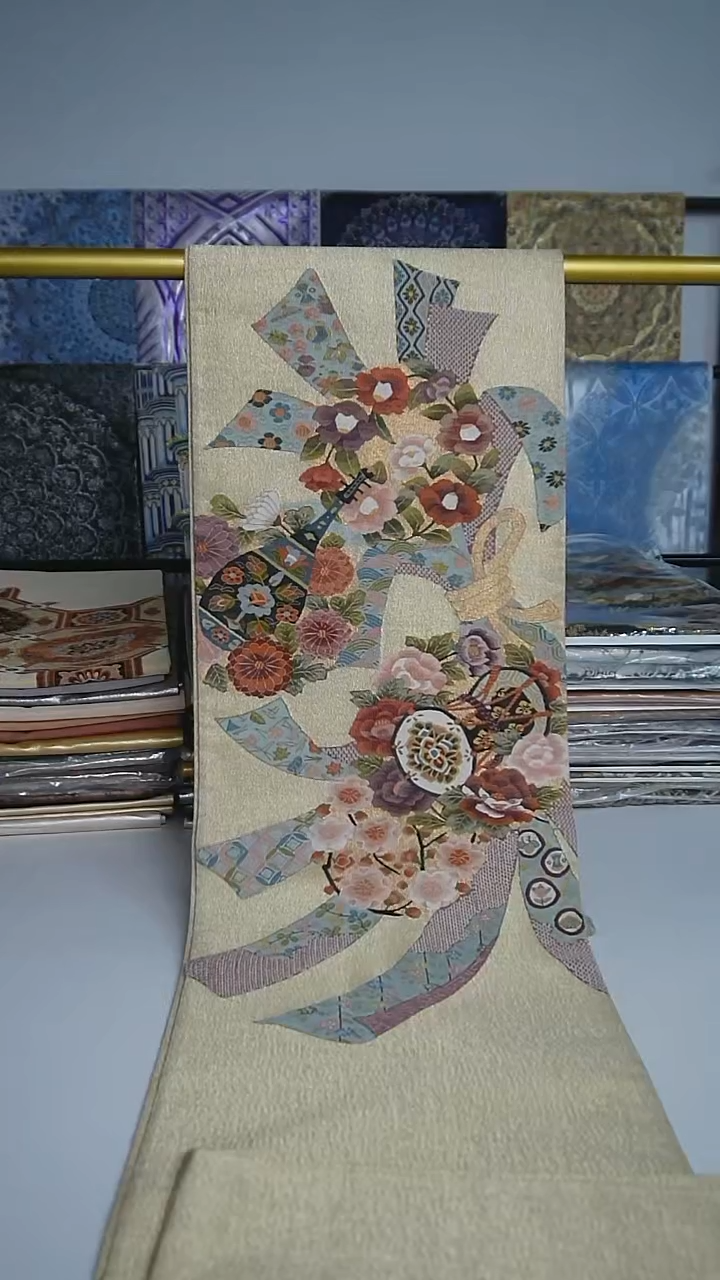 织绣31 两通金底乐器花卉缂丝