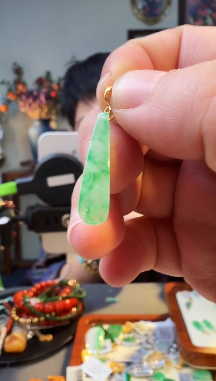 颈饰18K金镶嵌翡翠吊坠