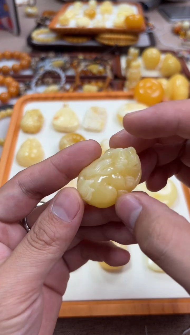 【闪购商品】琥珀裸石未镶嵌貔貅