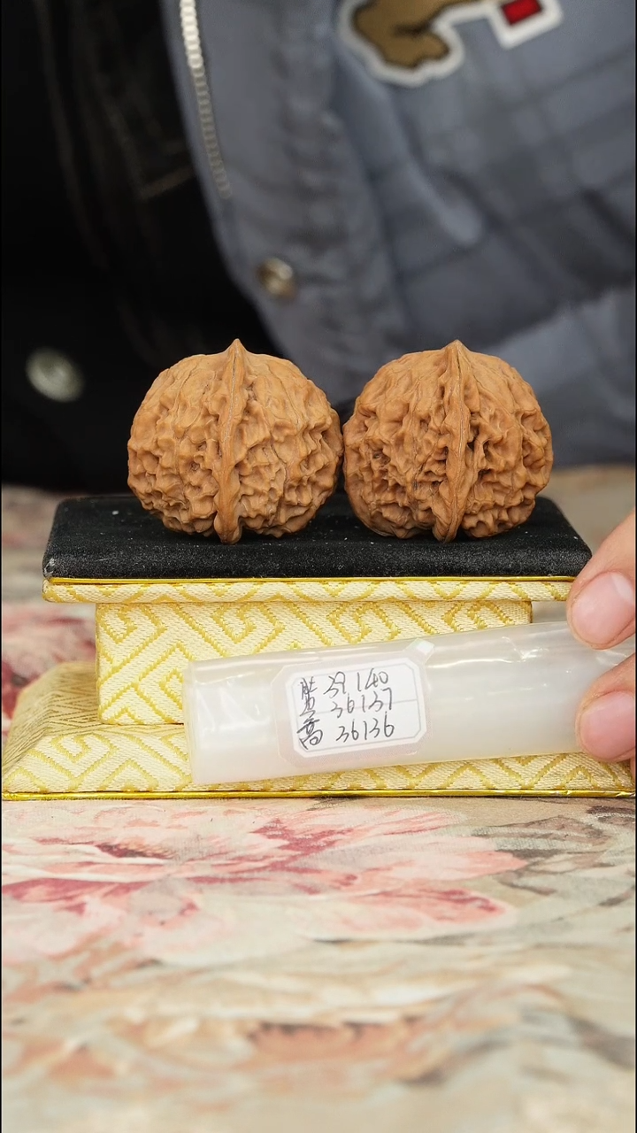 【闪购商品】文玩核桃把件非嫁接元宝