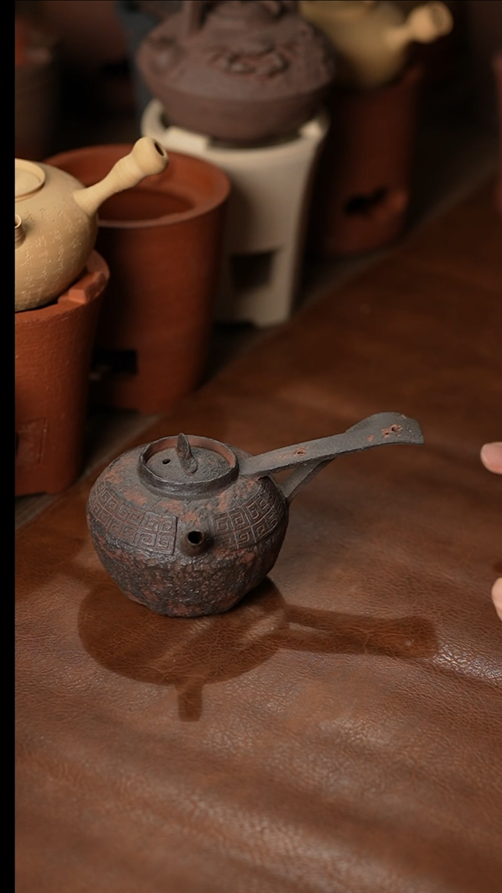 042重工雕刻侧把壶450cc