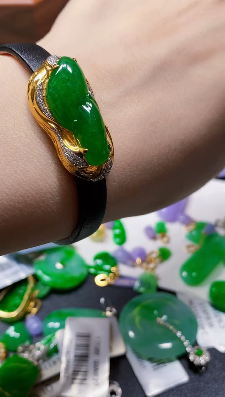 颈饰未镶嵌翡翠吊坠