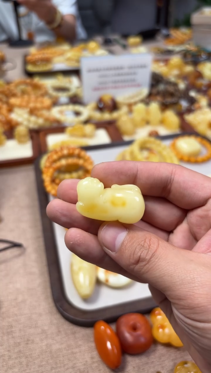 【闪购商品】蜜蜡裸石未镶嵌雕刻