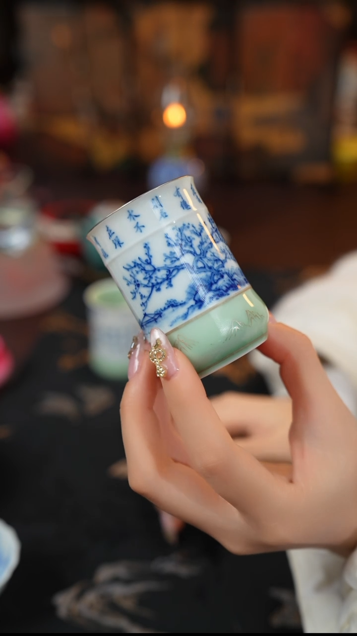 【闪购商品】景德镇手工手绘青花山水题字松石绿闻香杯