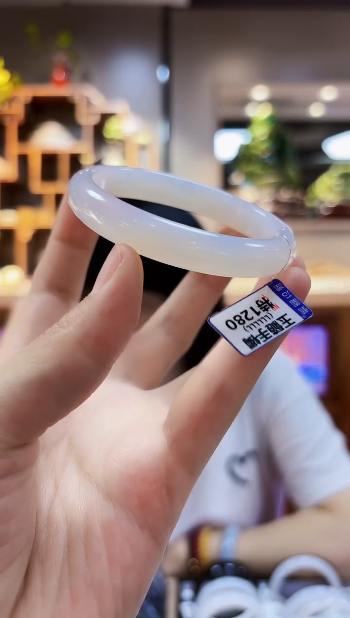 玛瑙/玉髓手镯未镶嵌56