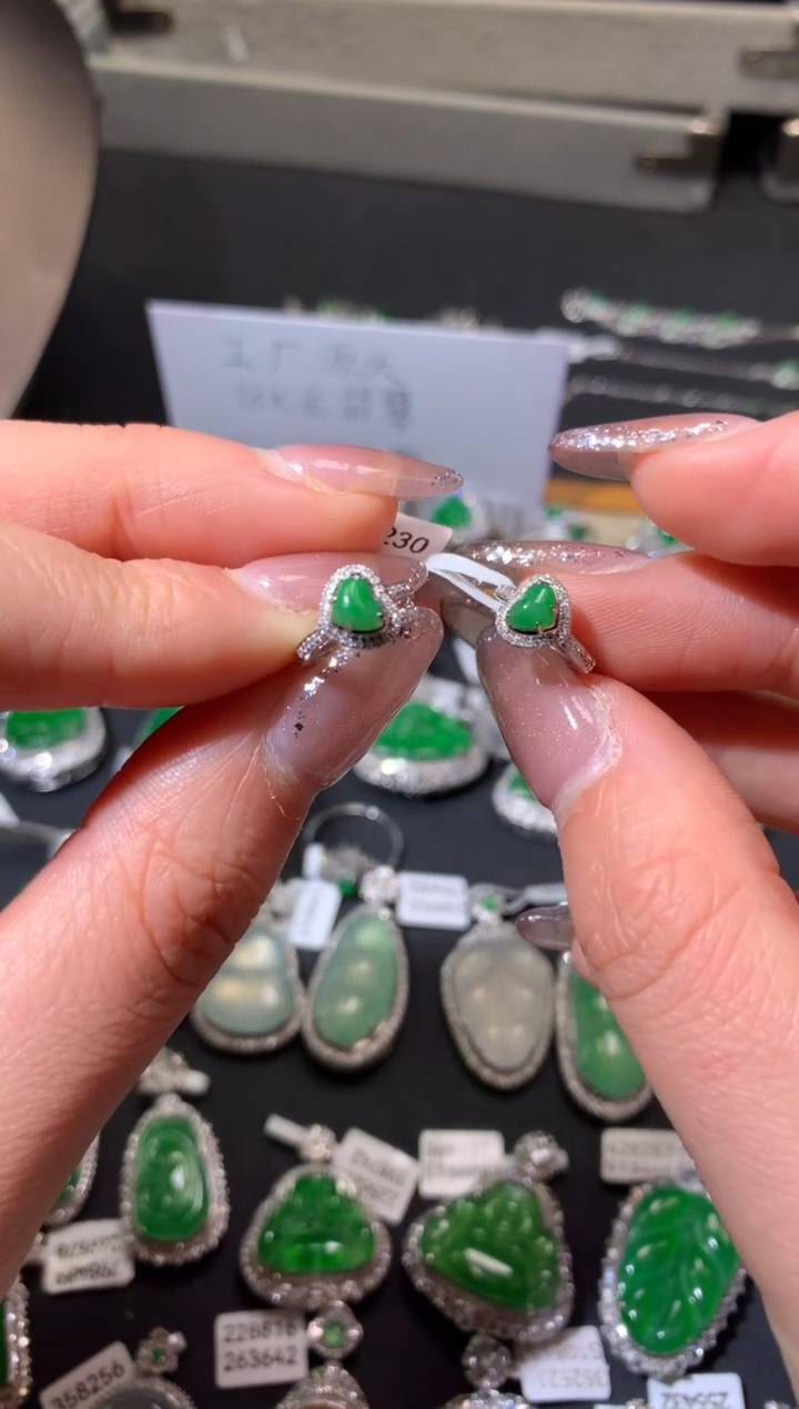 翡翠18K金镶嵌吊坠(不含链)耳包