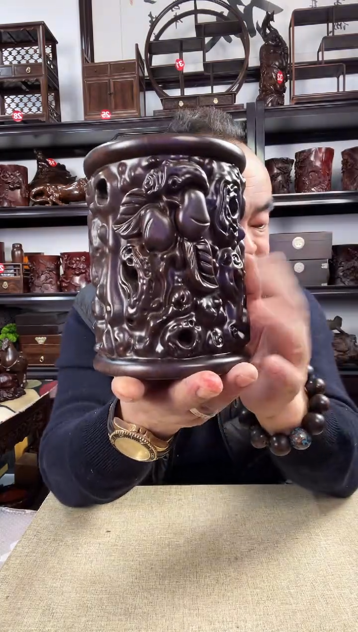 木老李红木工艺品寿桃笔筒