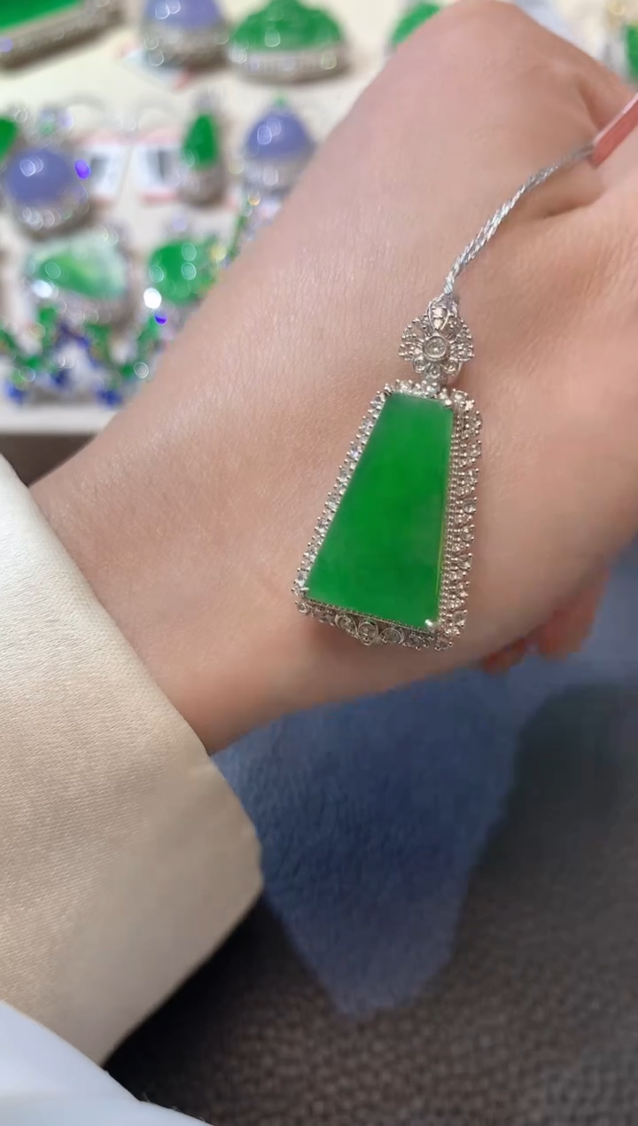 【闪购商品】翡翠吊坠(不含链)18K金镶嵌C20