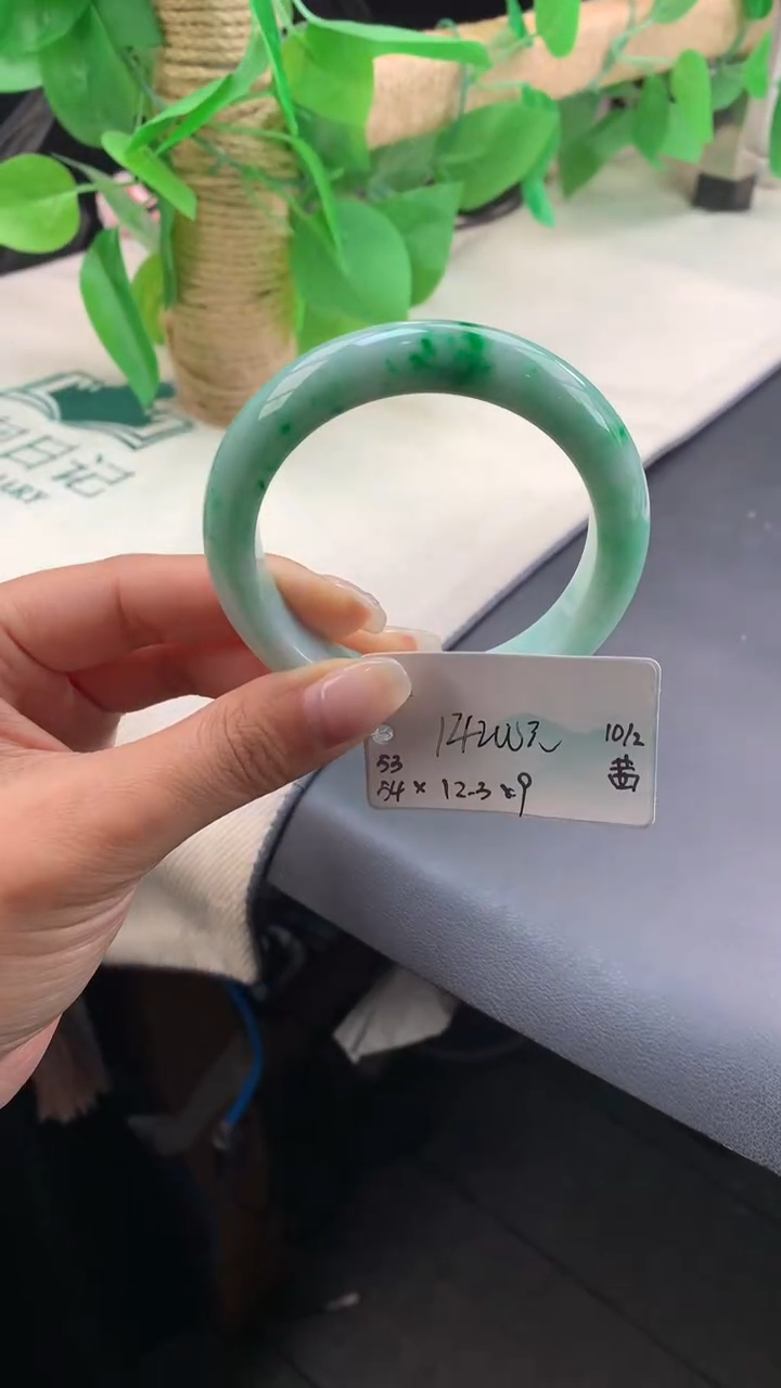 【闪购商品】翡翠手镯未镶嵌 #情人节#送礼，下单联系客服核对地址~