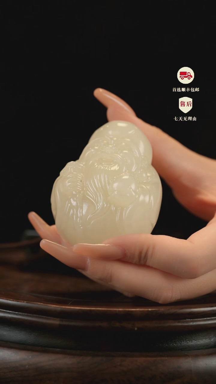 云南石竹叶青雕刻：寿星手把件