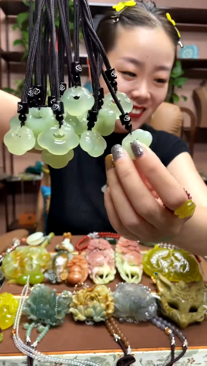 未镶嵌岫玉吊坠多样性发货发其中之一