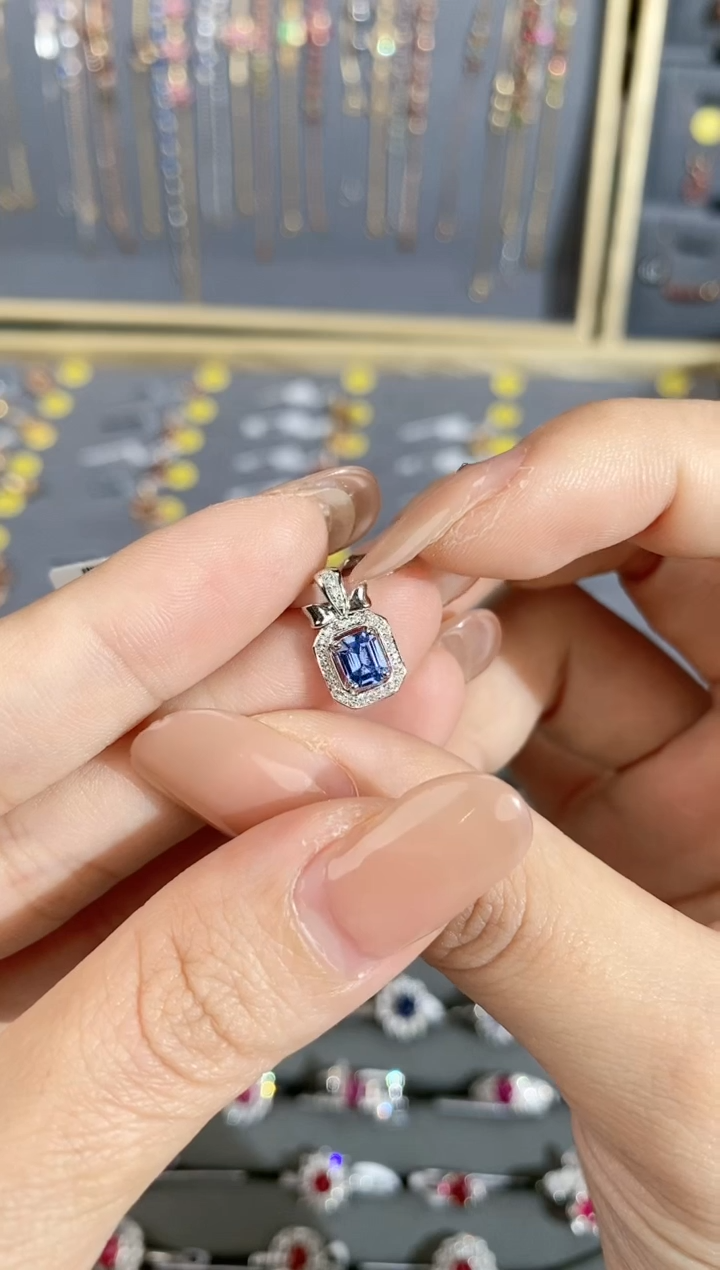 【闪购商品】蓝宝石颈饰18K金镶嵌吊坠