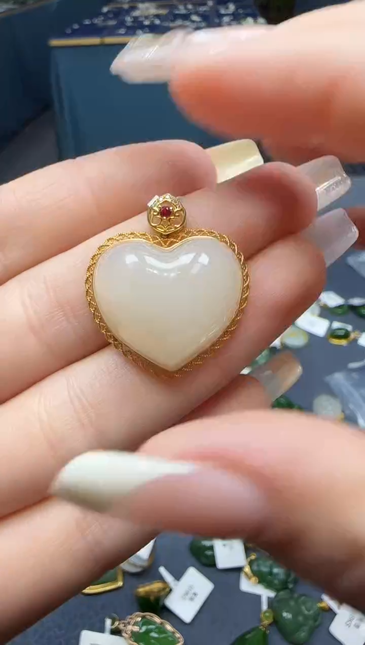 【闪购商品】和田玉挂件18K金镶嵌1