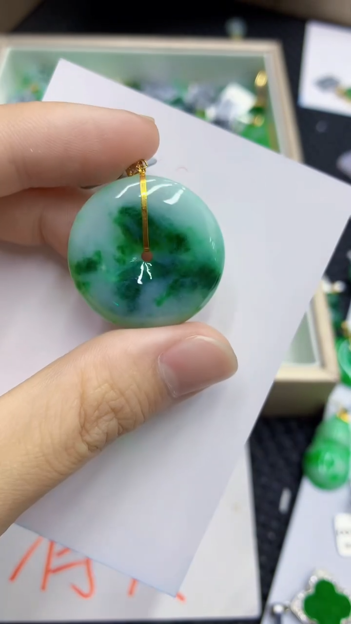 翡翠18K金镶嵌颈饰             1