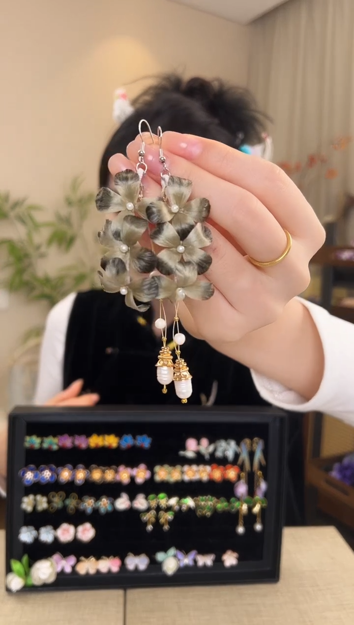 刺绣季****y水墨色绣球花耳环