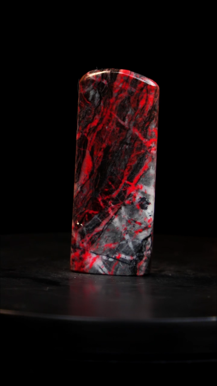 鸡血石牛角鸡血石