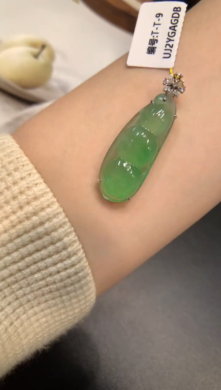 颈饰18K金镶嵌翡翠福豆