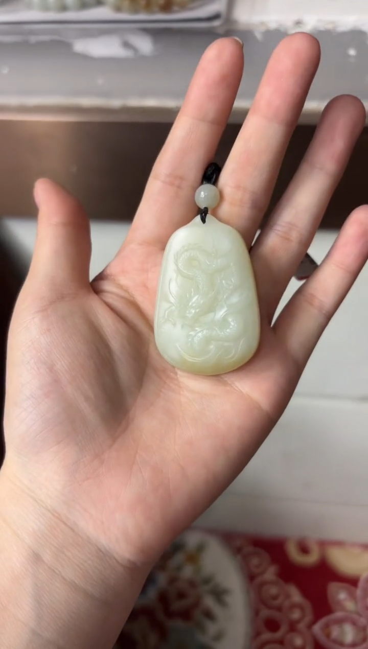 【闪购商品】和田玉吊坠(赠链)未镶嵌且末微色差迪克兰吊坠