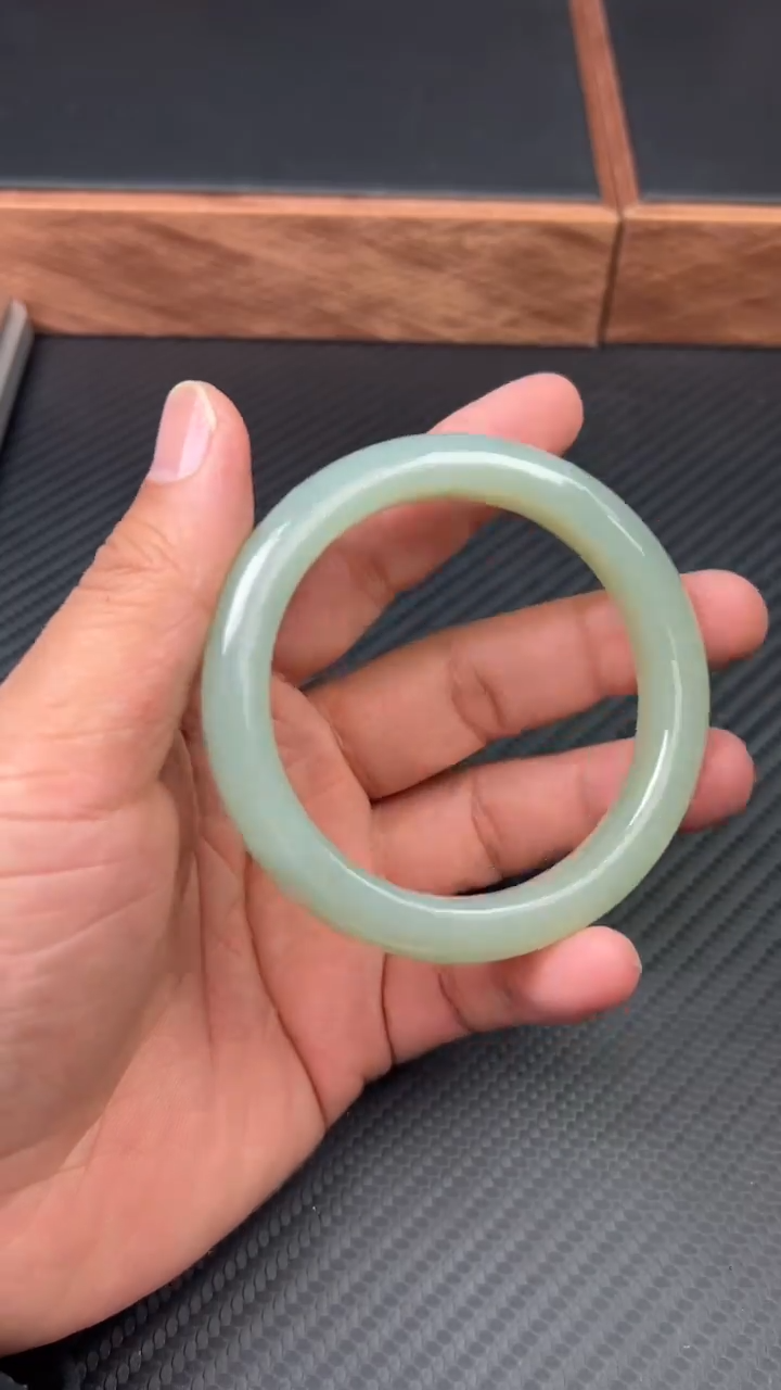 【闪购商品】和田玉手镯未镶嵌且末微色差近矿57+