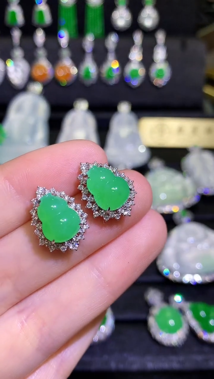 【闪购商品】翡翠耳饰18K金镶嵌高冰满绿葫芦耳钉