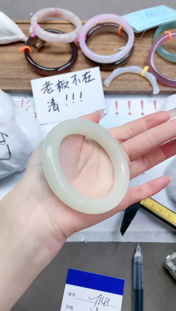 【闪购商品】石英质玉手镯未镶嵌12T141-56