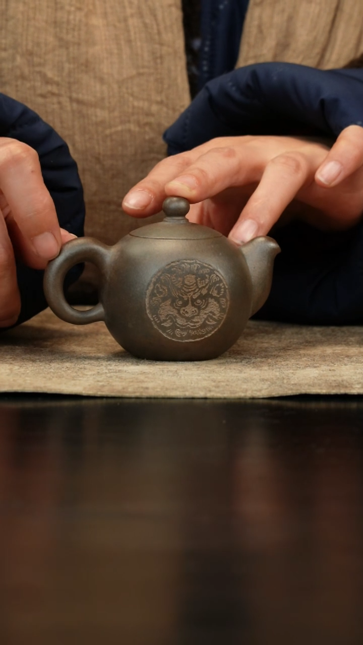 【闪购商品】三川堂紫砂刻绘狮瓦当壶