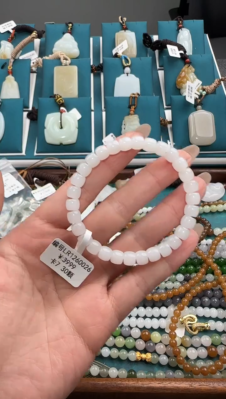 颈饰未镶嵌和田玉小**?LR 7