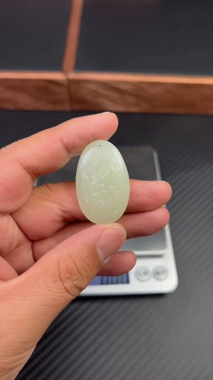 【闪购商品】和田玉吊坠(赠链)未镶嵌且末微色差迪克兰一细