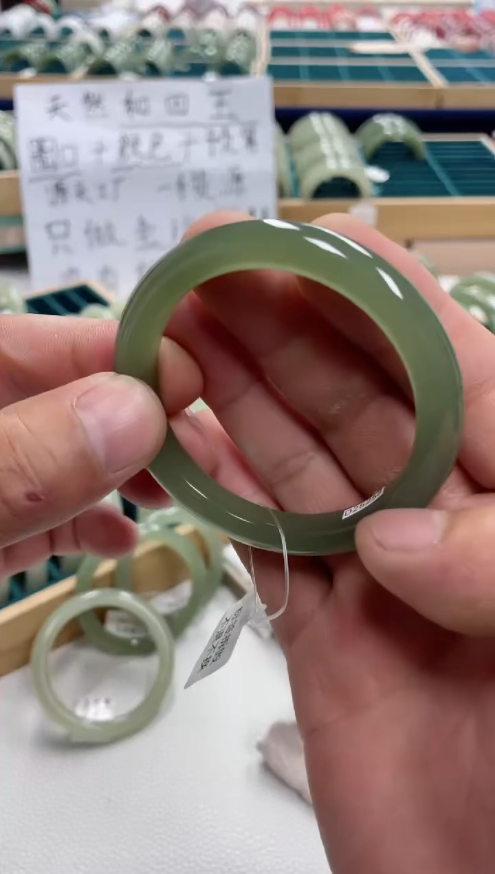 未镶嵌手镯和田玉p*f和田玉手镯400064