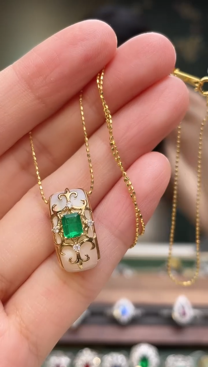 颈饰18K金镶嵌祖母绿阿富汗主石：0.40ct