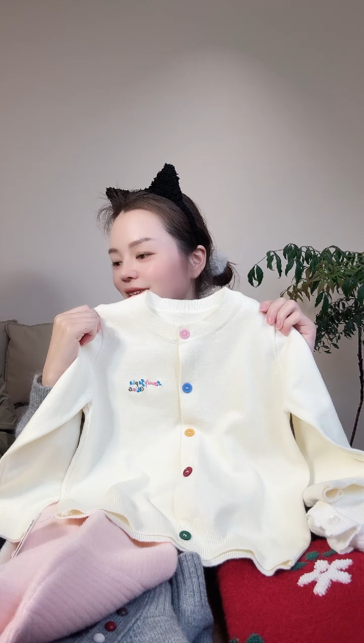 自**往五彩扣子开衫120 米白色