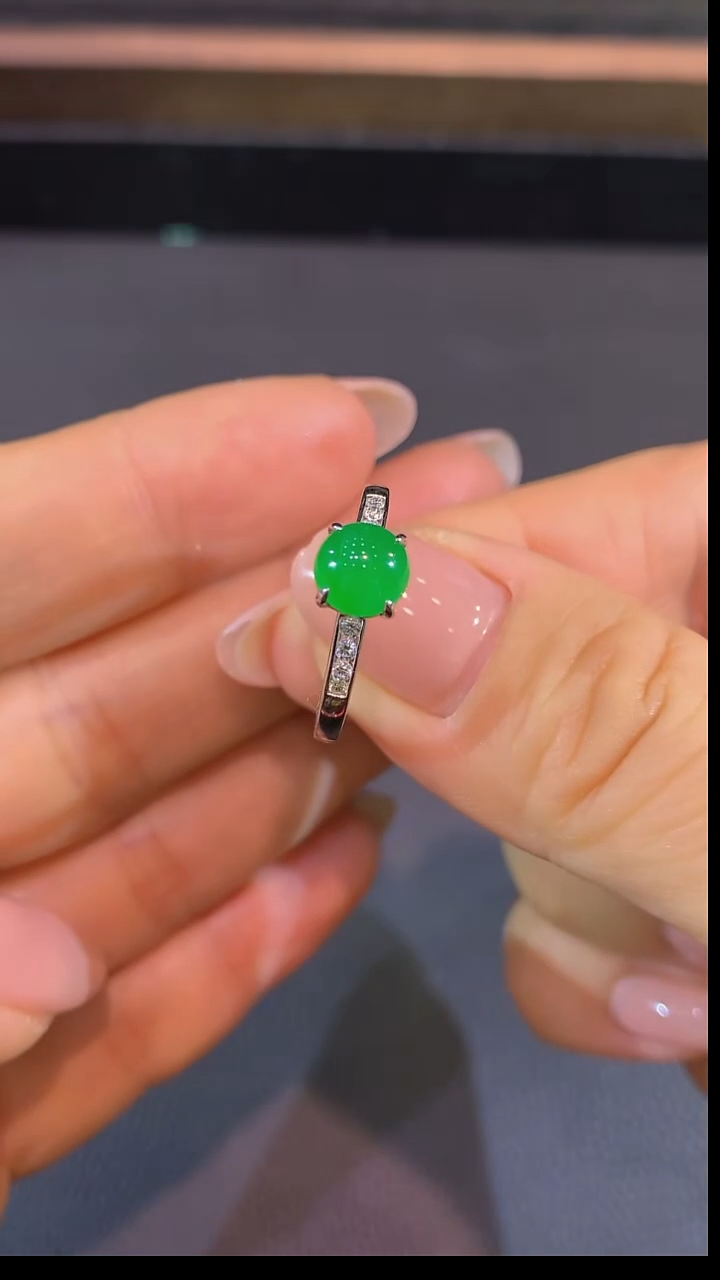 18K金镶嵌戒指翡翠戒指