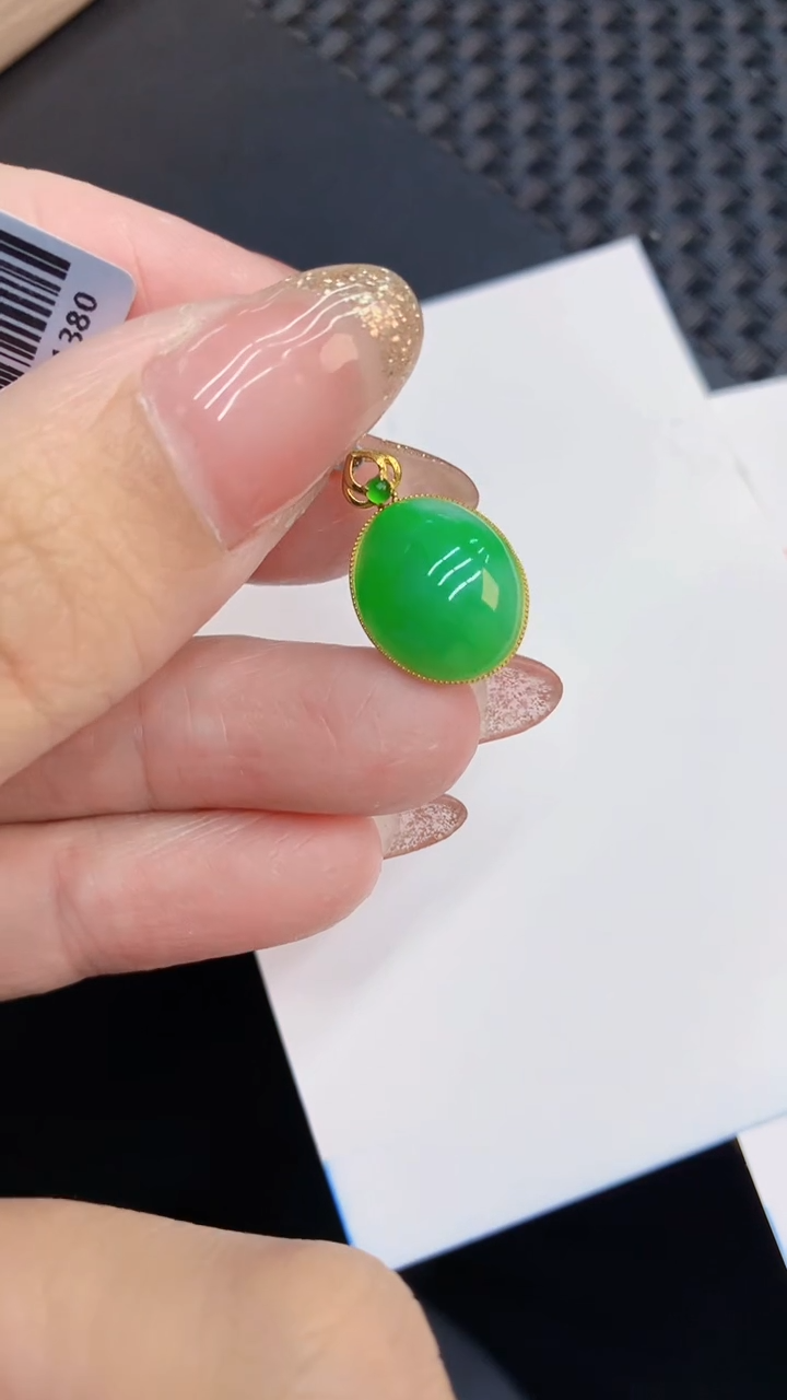 翡翠18K金镶嵌颈饰            8
