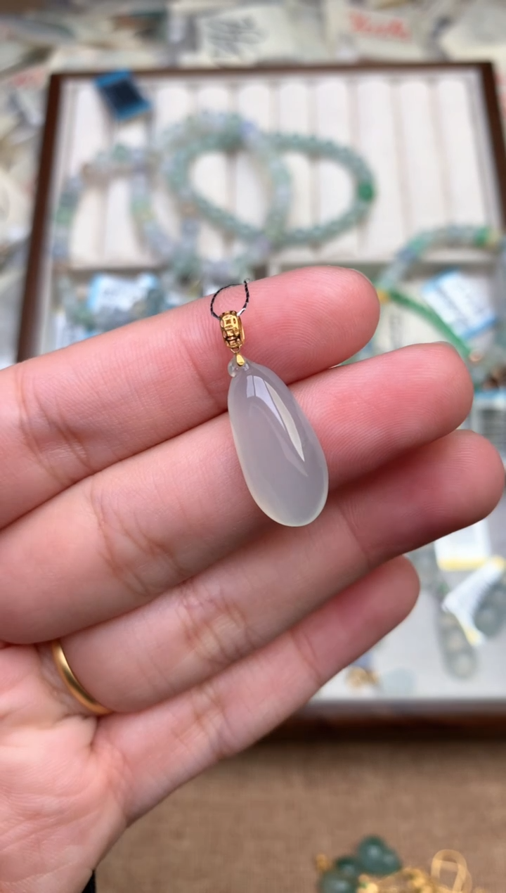 18K金镶嵌挂件翡翠一