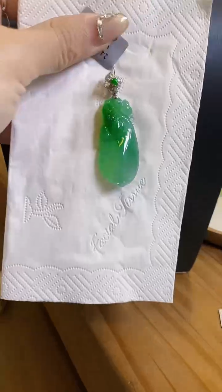 【闪购商品】翡翠颈饰18K金镶嵌瓜