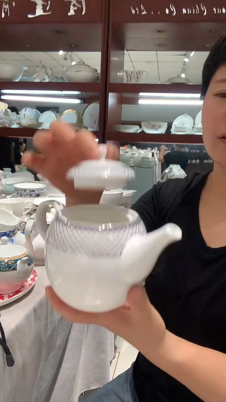 壶1个 隆达骨质瓷