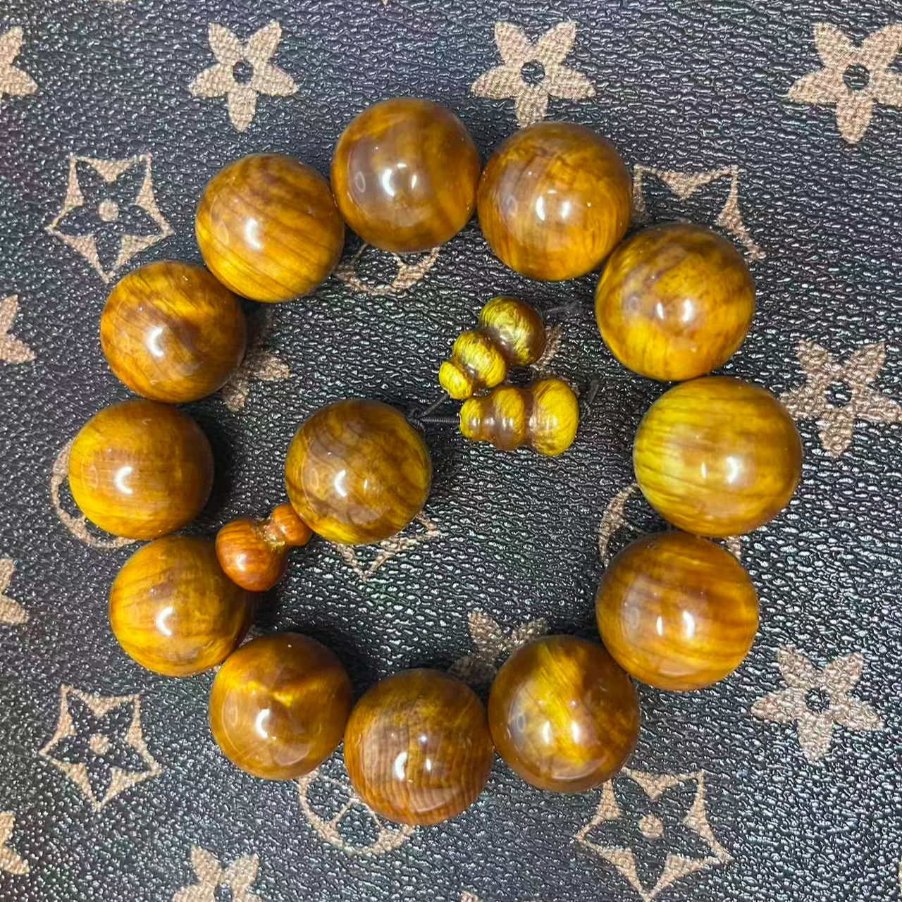 东北北沉香琥珀木小黄油2.0尺寸闪电纹手串4