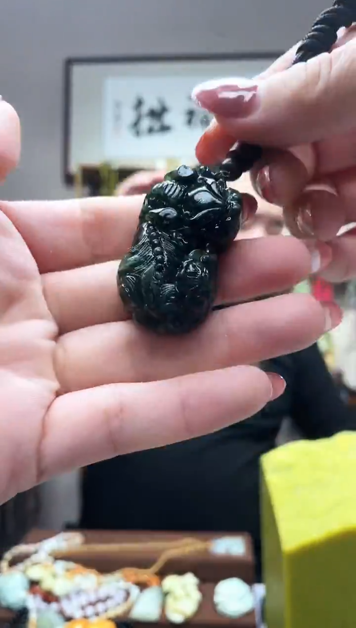 未镶嵌岫玉吊坠`