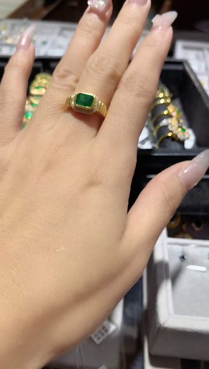 【闪购商品】祖母绿戒指18K金镶嵌1.12克拉祖母绿戒指