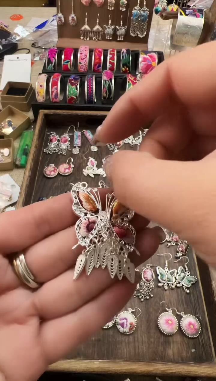 【闪购商品】织绣民族风老绣饰品120