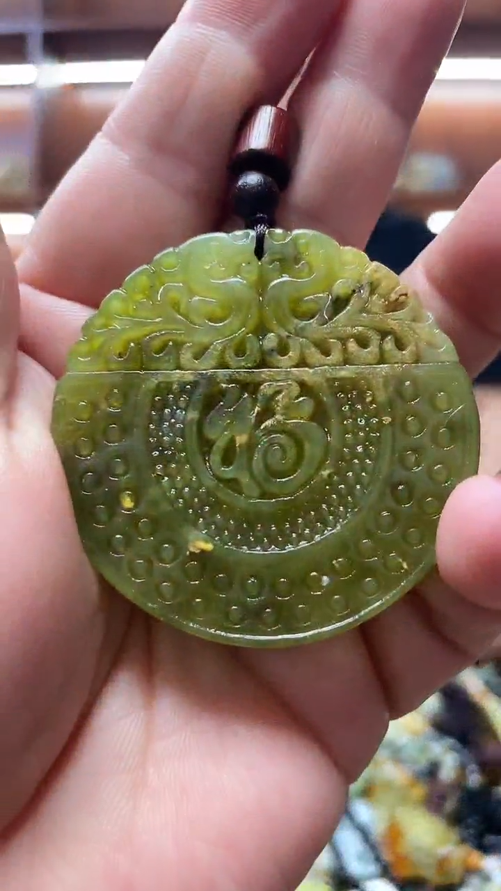 未镶嵌蛇纹石玉吊坠      