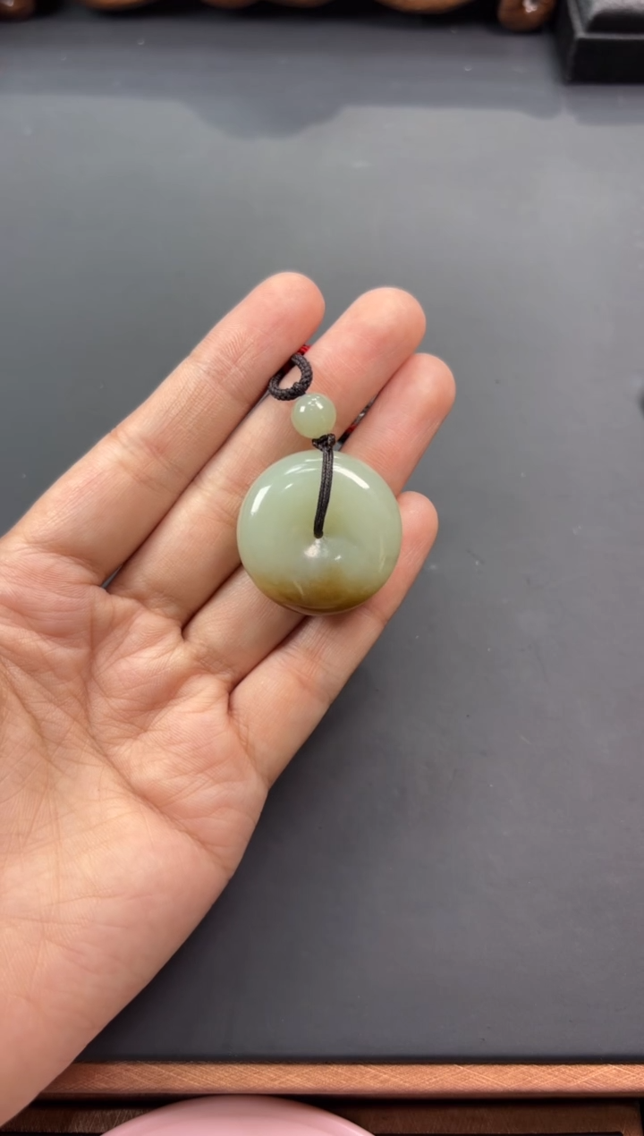 【闪购商品】和田玉吊坠(赠链)未镶嵌且末微色差近矿吊坠