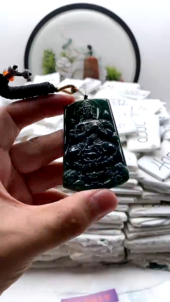 翡翠未镶嵌颈饰大势至